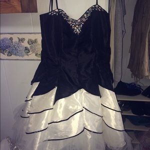 Black and white prom/homecoming dress